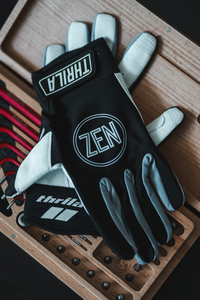 thrilla_gloves